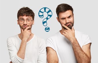 Zwei Männer mit fragenden Gesichtern, zwischen ihnen ein großes, gezeichnetes Fragezeichen.